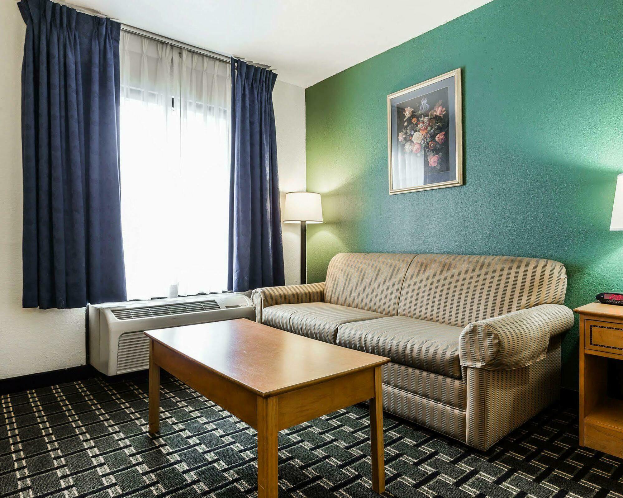 Quality Inn Coliseum Север Чарлстон Экстерьер фото